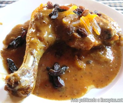 Guisat de pollastre de pagès amb prunes seques i orellanes seques